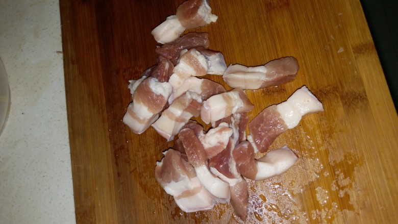樱桃肉,肉切是指粗细的条备用。