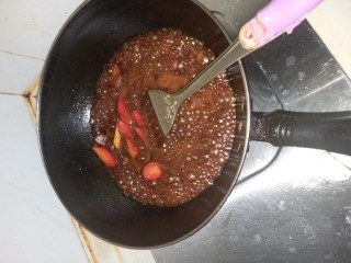 樱桃肉,当锅中满布小泡泡后，需不听搅动，避免糊锅。