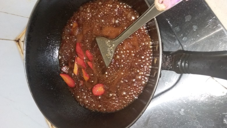 樱桃肉,当锅中满布小泡泡后，需不听搅动，避免糊锅。