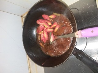 樱桃肉,加入胡萝卜烧煮。