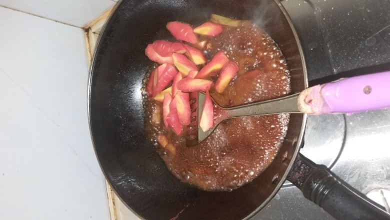 樱桃肉,加入胡萝卜烧煮。