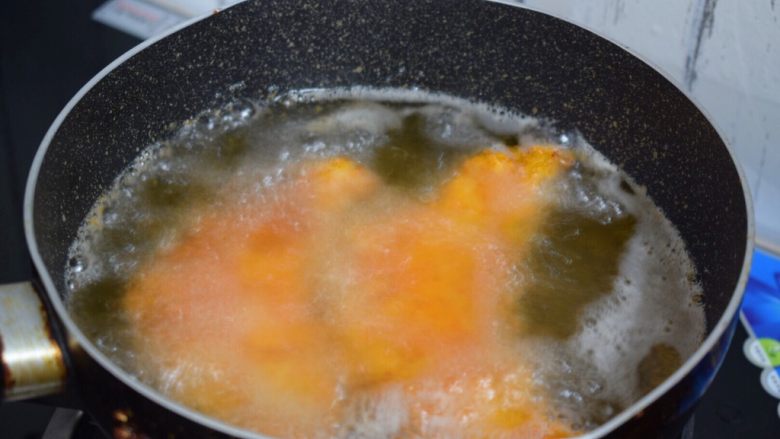 香酥黄金大鸡排,等锅中的油温再次升高时放入复炸至金黄色