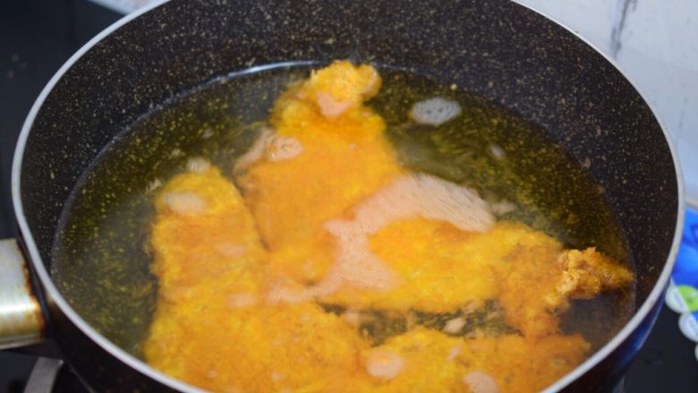 香酥黄金大鸡排,锅中倒入适量的食用油烧至七成热放入鸡肉