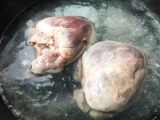 卤猪心,锅中烧开水将猪心焯水去除杂质