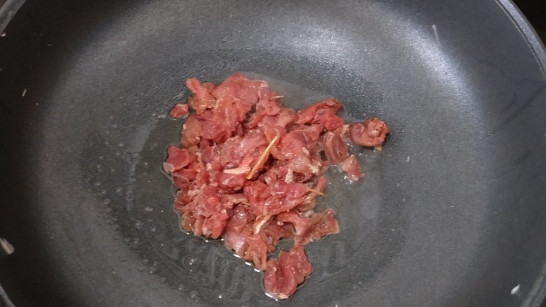 紫苏酸笋牛肉,把酸笋盛出来后，放适量油，下牛肉，大火快速翻炒。