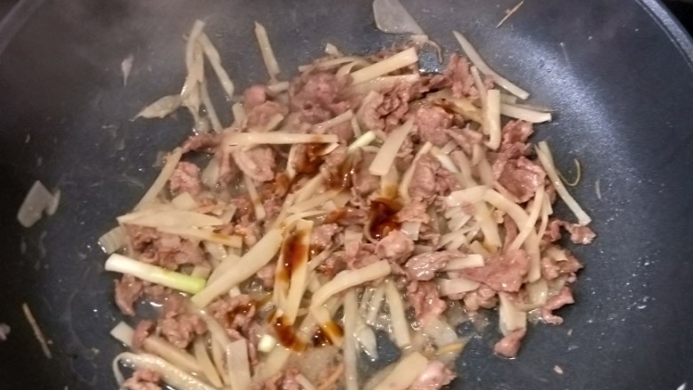 紫苏酸笋牛肉,然后再加入适量耗油，翻炒均匀。