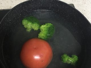 鸡胸肉茄汁意面,2️⃣ 番茄🍅西兰花🥦洗净放入刚才的锅中煮2min左右。番茄正好可以去皮。