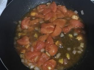 鸡胸肉茄汁意面,6️⃣ 倒入一勺番茄沙司、少量糖、加入一点水中小火🔥煮5min。
