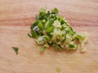 炸藕盒,然后把葱和姜切碎。