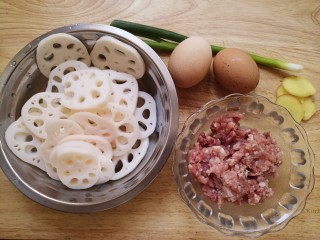 炸藕盒,先准备好需要的食材，藕片儿，猪肉馅儿，鸡蛋,葱，还有姜。