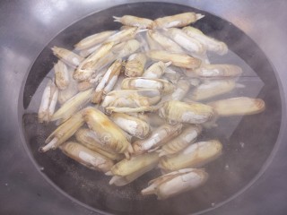 美味蚝油炒蛏子,就是锅里倒水，把蛏子放进去。