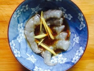 蚝油虾仁乌冬面,剥离虾壳去掉虾线放入碗里，少许姜丝、生抽和料酒腌制10分钟。