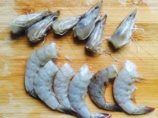 蚝油虾仁乌冬面,虾洗干净剪掉虾须，虾头切断。虾头不要扔掉可以炸虾油