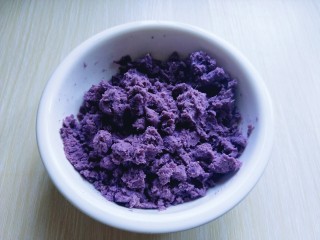 少油低脂✅紫薯冰皮月饼‼️好吃不上火❗,将蒸熟的紫薯放入器具中，用勺子将其碾碎！
