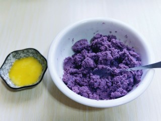 少油低脂✅紫薯冰皮月饼‼️好吃不上火❗,黄油隔水融化或者放入微波炉叮45秒！