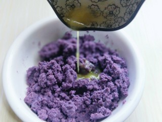 少油低脂✅紫薯冰皮月饼‼️好吃不上火❗,将融化的黄油倒入紫薯泥中，搅拌均匀，放旁边备用。