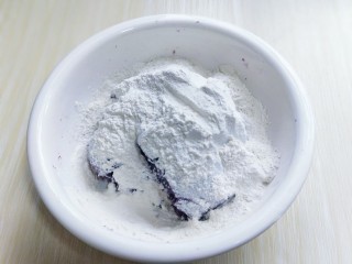 少油低脂✅紫薯冰皮月饼‼️好吃不上火❗,炒熟的糯米粉倒入紫薯泥中，搅拌均匀后再揉成团。