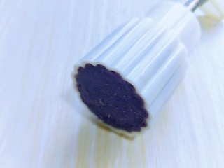 少油低脂✅紫薯冰皮月饼‼️好吃不上火❗,我的模具是65g的，所以称了65g的紫薯糯米泥，揉成团，放入模具中。