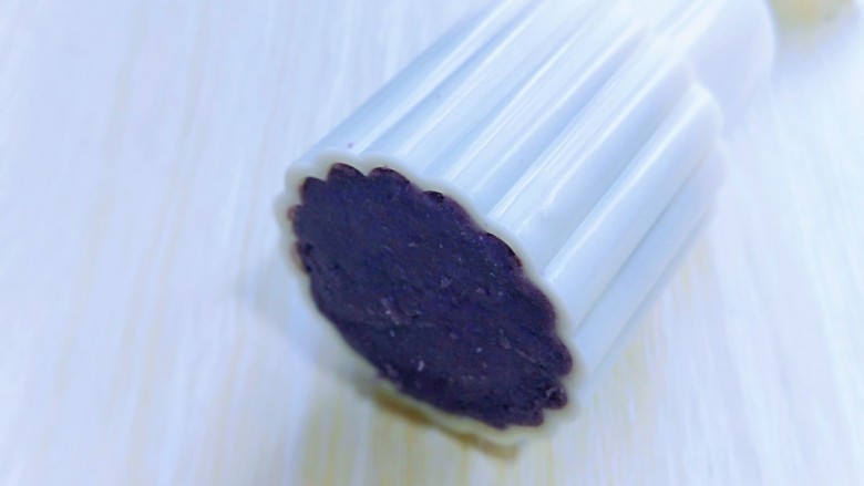 少油低脂✅紫薯冰皮月饼‼️好吃不上火❗,我的模具是65g的，所以称了65g的紫薯糯米泥，揉成团，放入模具中。