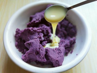 少油低脂✅紫薯冰皮月饼‼️好吃不上火❗,加入炼乳。（炼乳的量可以根据个人口感增减）