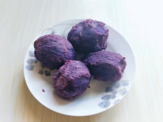 少油低脂✅紫薯冰皮月饼‼️好吃不上火❗,紫薯隔水蒸熟，去皮。（我是蒸熟后去皮的，去皮再蒸也可以）