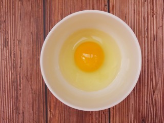 早餐青椒洋葱鸡蛋饼,然后鸡蛋打入碗中。