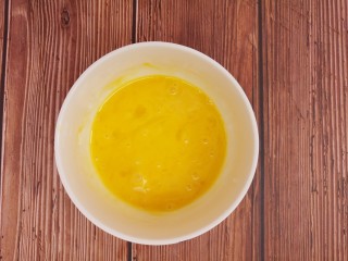 早餐青椒洋葱鸡蛋饼,搅拌均匀。