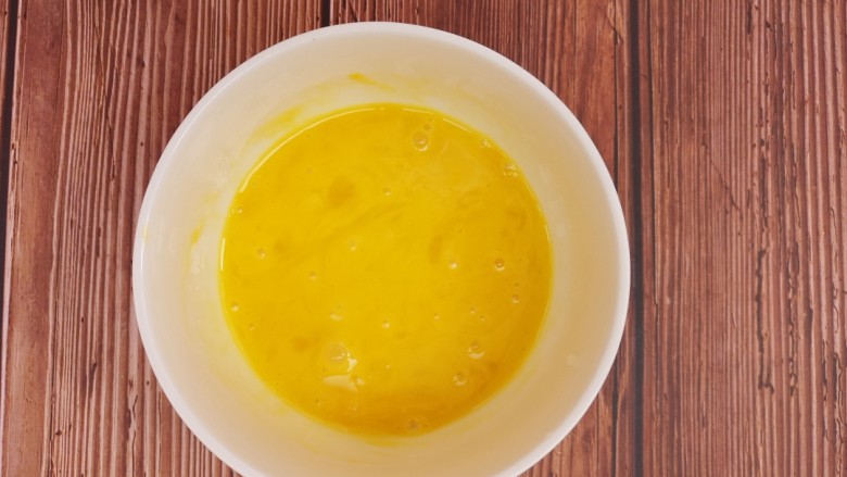 早餐青椒洋葱鸡蛋饼,搅拌均匀。