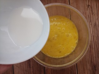 早餐青椒洋葱鸡蛋饼,然后再把水淀粉倒进去。