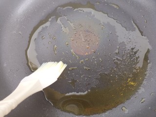 早餐青椒洋葱鸡蛋饼,用刷子刷匀。