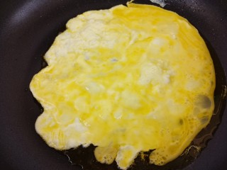 腊肠炒鸡蛋,把鸡蛋液倒进去。