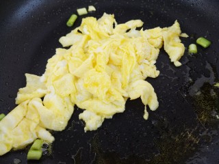 腊肠炒鸡蛋,然后放入葱花。