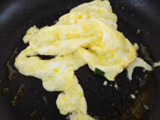 腊肠炒鸡蛋,小火把鸡蛋炒熟。