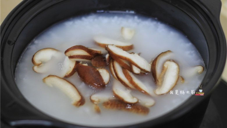 香菇虾仁粥,将香菇片放入白米粥中，继续煮10分钟