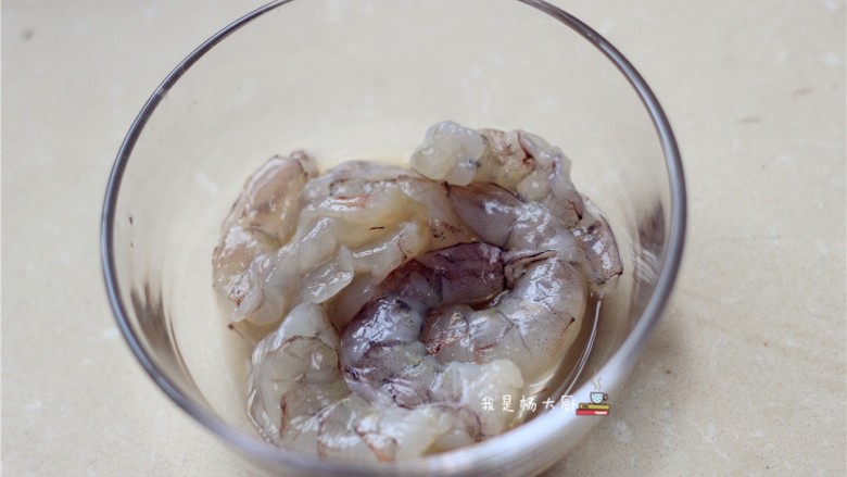 香菇虾仁粥,虾仁用少量食盐料、酒腌制十分钟