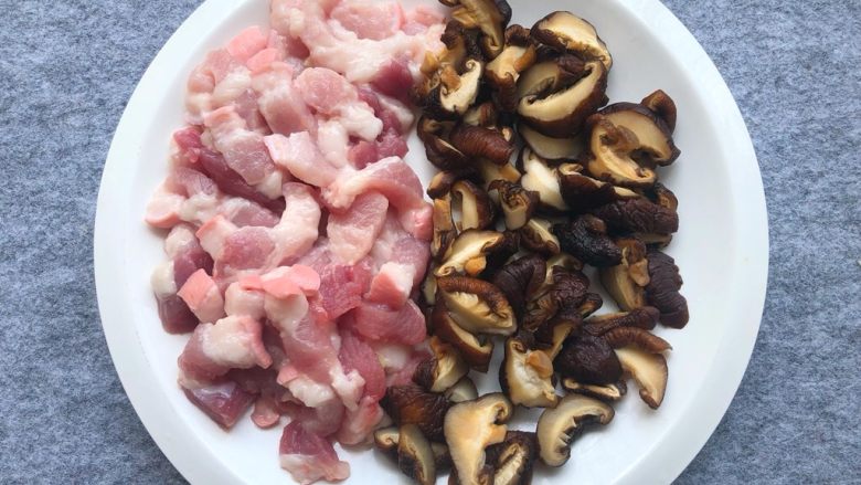 海鲜炒线面,五花肉洗净切小块，干香菇浸泡好洗净切块