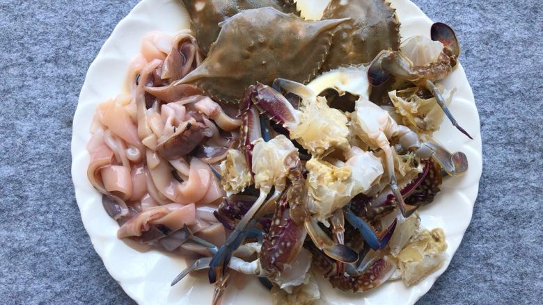 海鲜炒线面,鱿鱼洗净切小块，梭子蟹洗净切块