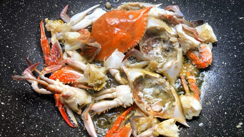 海鲜炒线面,热锅放入少许油，把梭子蟹倒入煎熟，盛出来待用