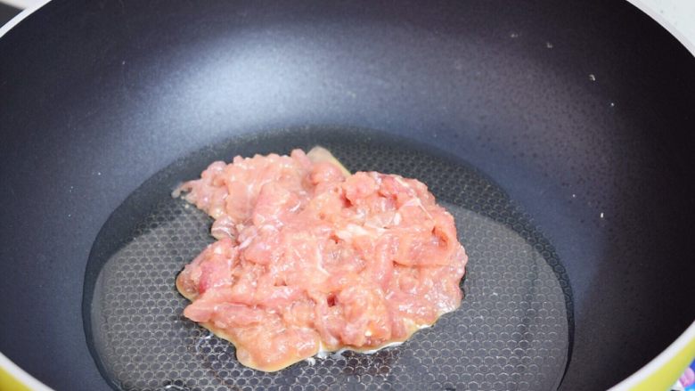 豇豆炒肉,另起锅倒入适量的食用油烧热，放入猪肉