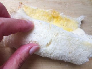香蕉芝士吐司卷,然后由下往上卷起，在吐司片相交处，可以涂上一些蛋液帮助粘连