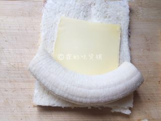 香蕉芝士吐司卷,放在吐司片的下端