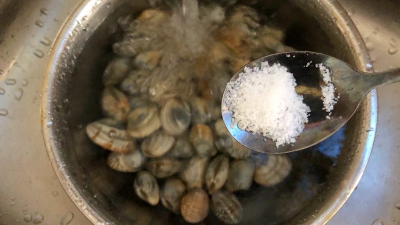 花蛤豆腐汤
,花蛤搓洗干净，放入大盆里，加入一勺盐浸泡30分钟，浸泡好洗净沥水待用
