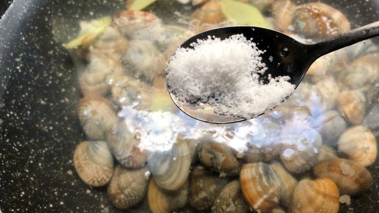 花蛤豆腐汤
,倒入洗净的花蛤，倒入适量盐