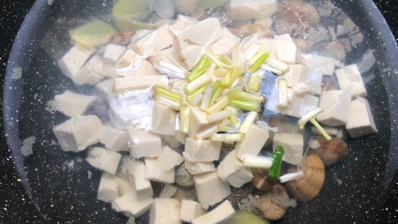 花蛤豆腐汤
,放入葱白，大火把水煮开，把花蛤煮至开口
