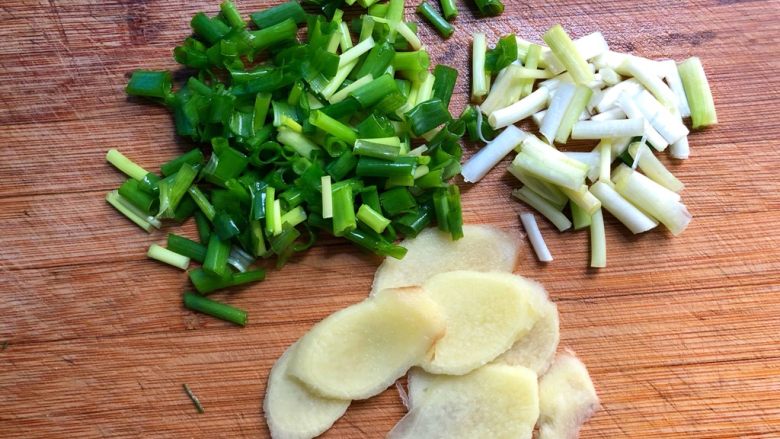 花蛤豆腐汤
,葱洗净切段，生姜去皮洗净切片