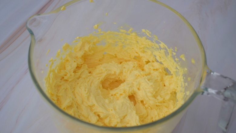 原味磅蛋糕,每次加入鸡蛋都要打均匀才能加入下一次，打发至与黄油融合
