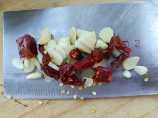 炒花蛤,红辣椒、蒜切好备用