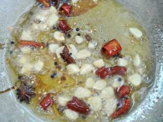 炒花蛤,锅中加入适量花生油烧热后，加入八角、花椒、蒜、辣椒爆香