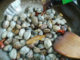 炒花蛤,加适量的蚝油、生抽翻炒一下