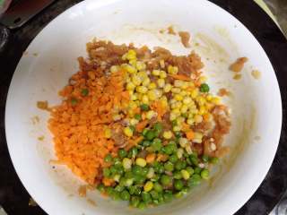 鸡肉玉米蒸蛋,
加入胡萝卜、玉米粒、豌豆粒搅匀